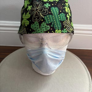 St. Patrick’s Day Lucky Shamrock Schwarz Grün Chirurgische Scrub-Hat Pferdeschwanz Krankenschwester