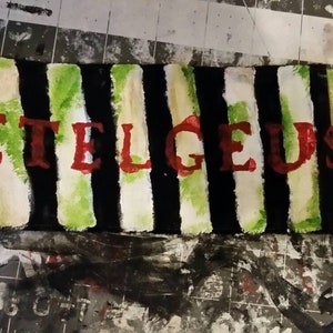 Puede incluir: Una alfombra de bienvenida a rayas blancas y negras con la palabra "Betelgeuse" pintada en rojo.