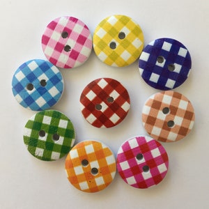 Peut inclure: Assortiment de huit boutons en bois avec un motif vichy dans différentes couleurs, notamment rose, jaune, bleu, rouge, vert, orange et marron.