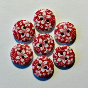 Rode houten knoopjes met bloemenmotief, 15 mm naaiversieringen