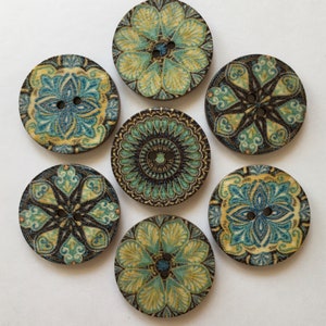 Könnte beinhalten: Satz von sechs Holz-Knöpfen mit komplizierten Mandala-Designs in Blau, Grün und Braun.