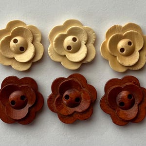 Può includere: Una tazza di ceramica bianca con manico nero e la scritta "But First, Coffee" in grassetto nero. La tazza è piena di un liquido scuro, probabilmente caffè, e poggia su una superficie chiara.