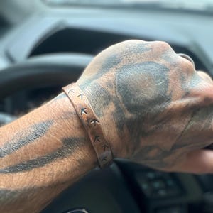 Pulsera grabada con huellas de pavo para él, regalo personalizado para el séptimo aniversario