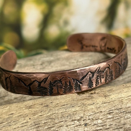 Bracelet de manchette en cuivre montagnes et arbres, bracelet personnalisé