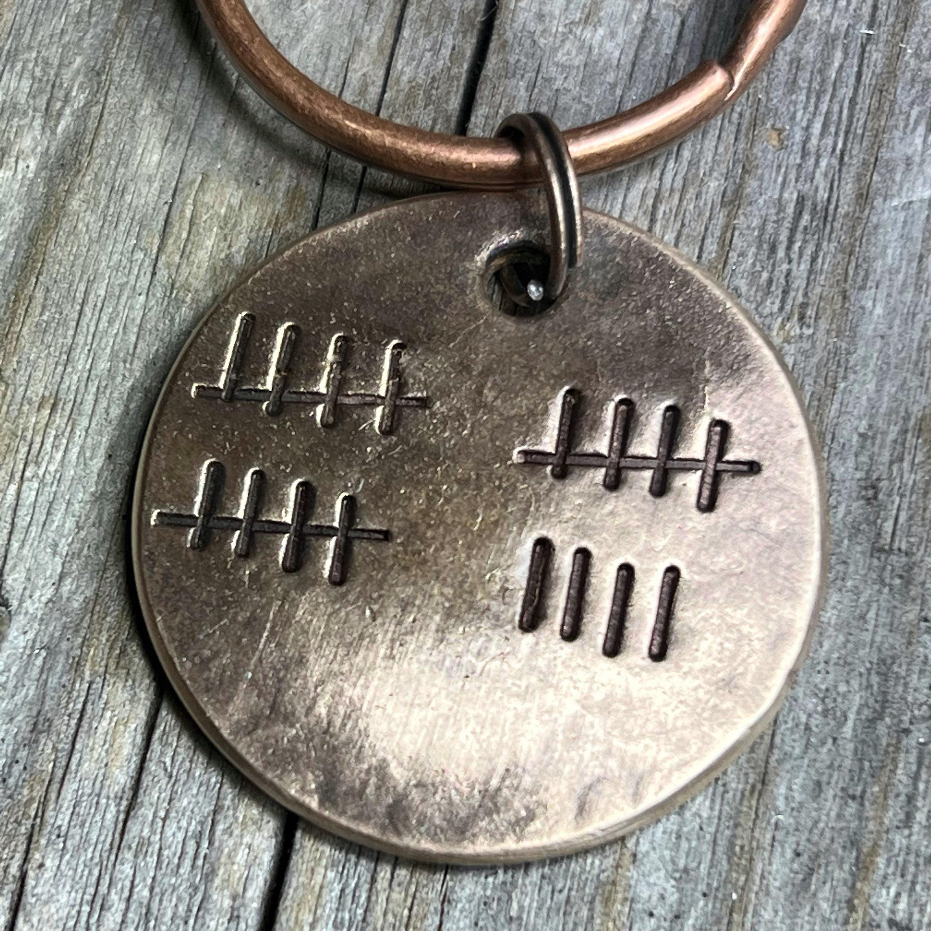 Llavero de bronce hecho a mano del 19.º aniversario: Tally Mark Gift