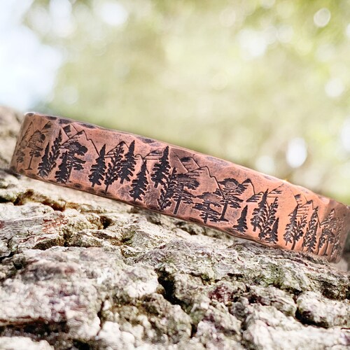 Bracelet manchette en cuivre montagnes et arbres, bracelet personnalisé