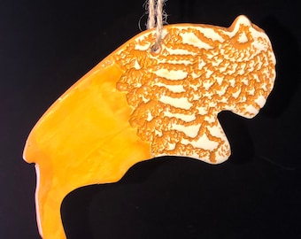 Ornamento de bisonte sordente cerámico