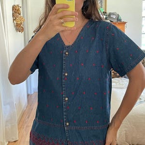 Camicia a maniche corte con bottoni anteriori ricamati in denim vintage, taglia media