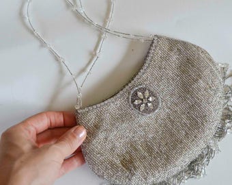 Minibolso de noche plateado con cuentas y flecos