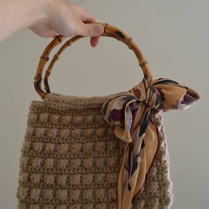 Cartera de punto de palomitas de maíz tejida a crochet con asa de bambú estilo vintage beige