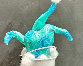 Colilla de perro en un cubo de baño, corcho de vino/tapón de botella. Papel maché hecho a mano, 8'' de alto, azul agua con manchas azules, cubo blanco.