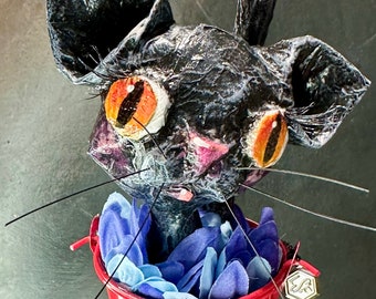 Gato en cubo de flores, tapón de corcho/botella de vino, papel maché hecho a mano, 9,5'', gato negro, cubo rojo y flores de lavanda.