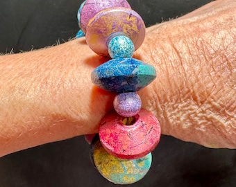 Pulsera de abalorios grandes jaspeados, madera, metalizada, elástica.