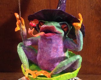 Bruja rana de 12,5" sobre un nenúfar encima de un candelabro de cristal viejo.
