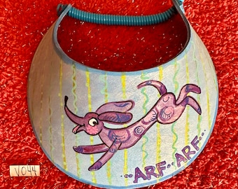 Visera de cachorro saltando, pintada a mano, Ooak, cachorro morado en una visera azul..arf, arf!