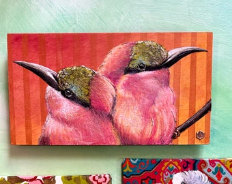 10.25''x5.5''x1/4'' Pareja de reyes pescadores, Pecho de coral y cabeza verde, fondo rayado naranja, acrílico sobre madera