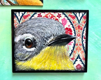 9.5''x8''x1/2'' Pájaro gris esponjoso con pecho amarillo, Acrílico sobre papel hecho a mano cubierto de madera, enmarcado, tablero de mesa.