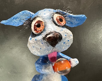 Perro con tapón de botella/corcho de vino Ball, papel maché hecho a mano, 7'', pelaje azul y una bola naranja.