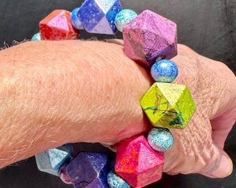 Pulsera de cuentas marmoleadas, madera facetada, azul verde rojo metalizado, elástica.