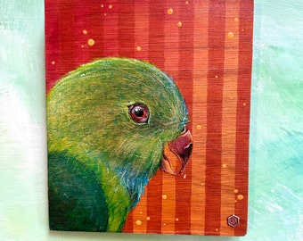 7.25''x8.3''x1/4'' Loro verde feliz pintado en acrílicos metálicos sobre un panel de madera decorado con rayas y puntos naranjas.
