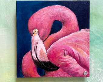 7.25''x7.5''x1/4'' Flamingo con cuello rizado, acrílico sobre masonite, O/Pk sobre azul oscuro.