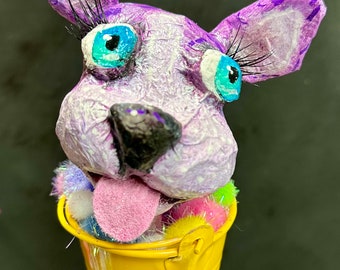 Cachorro en tapón de corcho/botella de vino de cubo, papel maché hecho a mano, cachorro de lavanda de 8'' de altura y un cubo de estaño amarillo.