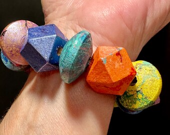 Pulsera de cuentas de madera jaspeada, multicolor, elástica.