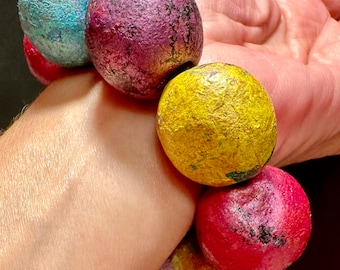 Pulsera de cuentas grandes jaspeadas, cuentas de cerámica, metálicas, elásticas, únicas.