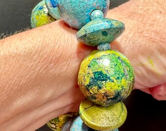 Pulsera de cuentas grandes jaspeadas, cerámica, madera, verde azulado metalizado, elástica.