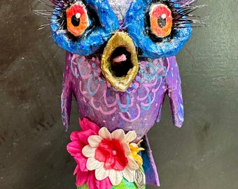 Búho sorprendido encima de una bola con flores, corcho/tapón de botella de vino, papel maché hecho a mano, 7'' de alto, morado y azul.