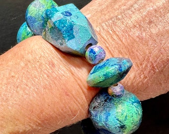 Pulsera de cuentas de madera jaspeada, verde y azul metalizado, cuentas grandes.