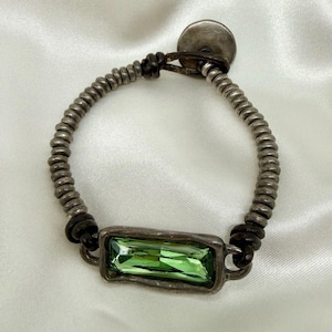 UNOde50 Silver-Plated Bead Leather Bracelet w/Large Green Crystal Ser Magnetica image 1