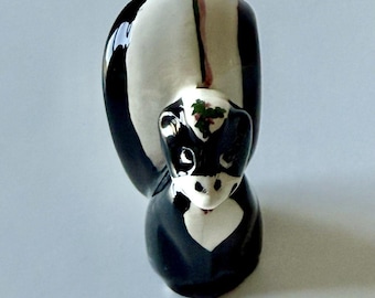 VNTG Mini Ceramic Duncan Enterprises Anthropomorphic SKUNK Figurine Glossy Christmas Holly