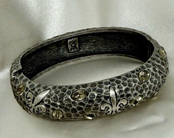 TAT 2 - Fleur De Lis Design w/Crystals VNTG Hammered Silver Tone Hinged Bracelet