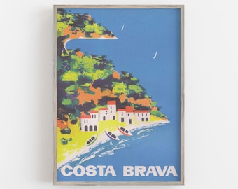 Może przedstawiać: Winietkowy plakat turystyczny z niebieskim tłem przedstawiający białą wioskę na zielonym wzgórzu z widokiem na błękitny ocean z żaglówkami. Tekst "COSTA BRAVA" jest nadrukowany na dole plakatu na niebiesko.