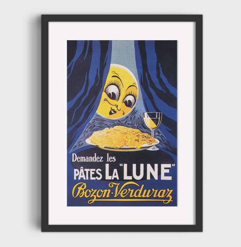 以下が含まれることがあります： 「P&acirc;tes La Lune」パスタのヴィンテージポスター。漫画の月の顔がパスタの皿を食べてワインを飲んでいます。テキストには「Demandez les P&acirc;tes La Lune Bozon-Verduraz」と書いてあります。