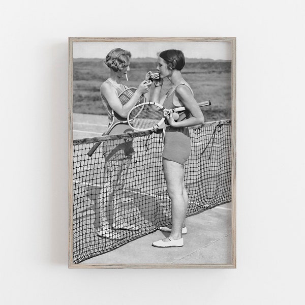 Joueuses de tennis, art noir et blanc, art mural vintage, pause cigarette, art sportif féminin, téléchargement numérique, art imprimable