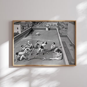 Puede incluir: Fotograf&iacute;a en blanco y negro de un grupo de personas en una azotea. Dos personas est&aacute;n boxeando, mientras que otras est&aacute;n sentadas. La imagen est&aacute; enmarcada en un borde de madera, capturando una escena vintage.