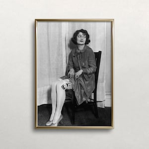 禁酒法時代のウォールアート、白黒アート、ヴィンテージウォールアート、ガーター付きフラスコ、女性の肖像画、バーカートの装飾、ダウンロード、印刷可能なウォールアート