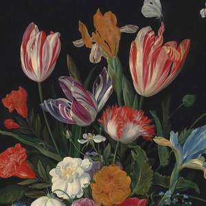 K&ouml;nnte beinhalten: Ein lebendiges Blumenstillleben-Gem&auml;lde mit einer Vielzahl von Blumen vor dunklem Hintergrund. Die Anordnung umfasst rot-wei&szlig; gestreifte Tulpen, orangefarbene Iris und andere farbenfrohe Bl&uuml;ten. Ein wei&szlig;er Schmetterling schwebt in der N&auml;he der Blumen.