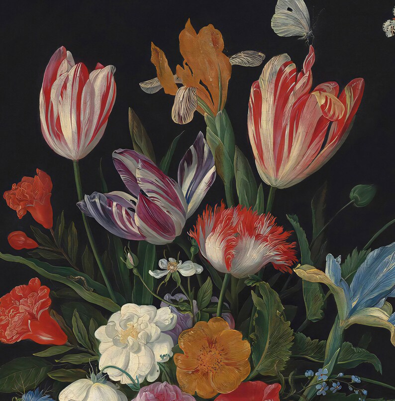 K&ouml;nnte beinhalten: Ein lebendiges Blumenstillleben-Gem&auml;lde mit einer Vielzahl von Blumen vor dunklem Hintergrund. Die Anordnung umfasst rot-wei&szlig; gestreifte Tulpen, orangefarbene Iris und andere farbenfrohe Bl&uuml;ten. Ein wei&szlig;er Schmetterling schwebt in der N&auml;he der Blumen.