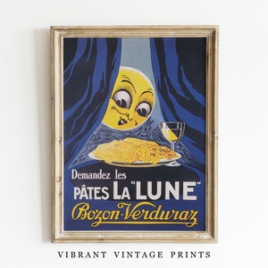 以下が含まれることがあります： 「P&acirc;tes La Lune」Bozon-Verduraz パスタのヴィンテージ広告。画像は、顔のある漫画の月、パスタの皿、ワイングラスが描かれています。テキスト「Demandez les P&acirc;tes La Lune Bozon-Verduraz」はフランス語で書かれています。