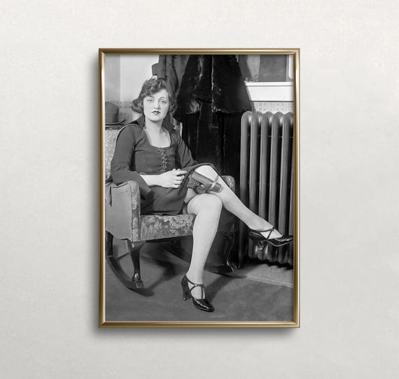 プリント 8x10銃を持つ女性のアートワーク Woman With A Gun, Black and White Art, Vintage Wall Art, Gun in