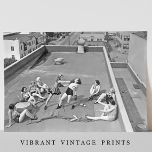 Puede incluir: Impresi&oacute;n vintage en blanco y negro que muestra a un grupo de mujeres en una azotea, algunas en trajes de ba&ntilde;o, participando en actividades l&uacute;dicas. La imagen incluye el texto "VIBRANT VINTAGE PRINTS" en la parte inferior.