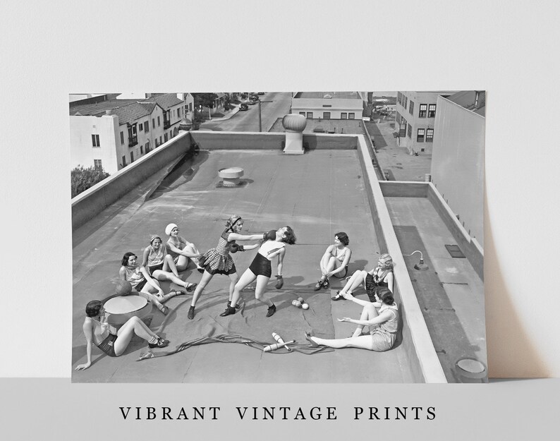 Puede incluir: Impresi&oacute;n vintage en blanco y negro que muestra a un grupo de mujeres en una azotea, algunas en trajes de ba&ntilde;o, participando en actividades l&uacute;dicas. La imagen incluye el texto "VIBRANT VINTAGE PRINTS" en la parte inferior.
