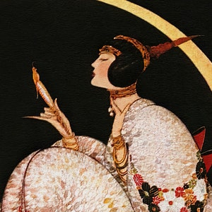 Op de afbeelding: Een profielillustratie van een persoon met donker haar in een wit kledingstuk met textuur en bloemmotieven, die een klein gouden voorwerp vasthoudt. De figuur staat tegen een zwarte achtergrond met een grote gouden halve maan achter het hoofd.