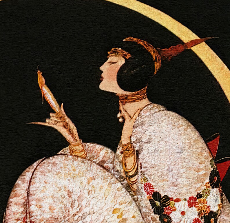 Op de afbeelding: Een profielillustratie van een persoon met donker haar in een wit kledingstuk met textuur en bloemmotieven, die een klein gouden voorwerp vasthoudt. De figuur staat tegen een zwarte achtergrond met een grote gouden halve maan achter het hoofd.