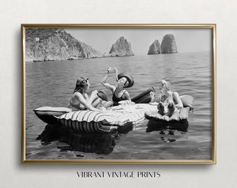 Frau isst Pasta am See, witziges Vintage Kunstdruck, schwarz weiß altes Foto, (Digitaler Download)