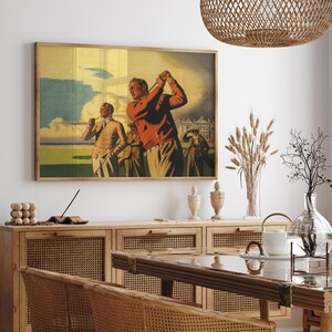 Pu&ograve; includere: Un poster vintage che presenta un gruppo di uomini che giocano a golf su un campo verde. Il poster &egrave; incorniciato in una cornice di legno chiaro e ha uno sfondo ingiallito. Gli uomini indossano abiti da golf tradizionali, tra cui un maglione rosso, una camicia bianca e un cappello marrone.