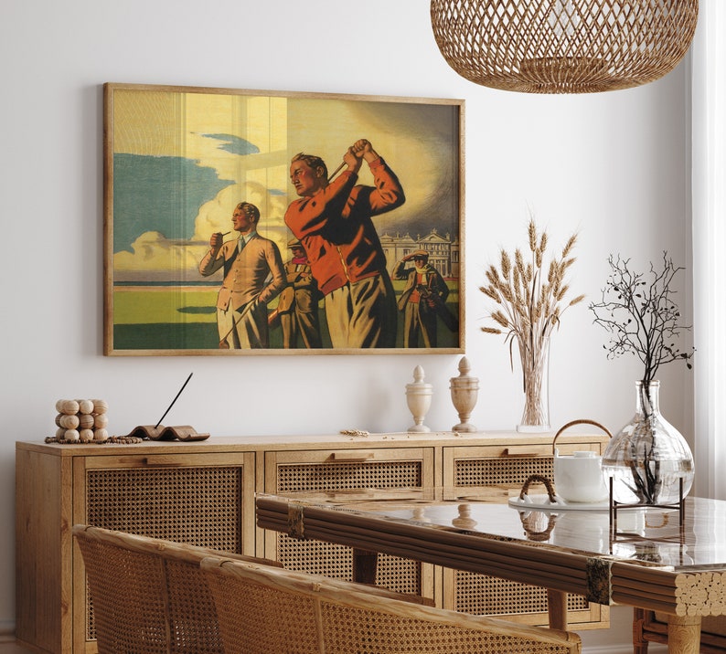 Pu&ograve; includere: Un poster vintage che presenta un gruppo di uomini che giocano a golf su un campo verde. Il poster &egrave; incorniciato in una cornice di legno chiaro e ha uno sfondo ingiallito. Gli uomini indossano abiti da golf tradizionali, tra cui un maglione rosso, una camicia bianca e un cappello marrone.